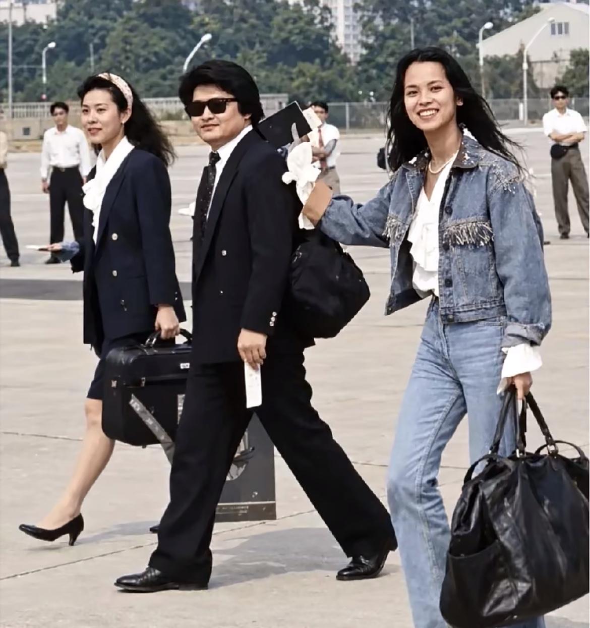 36年前的老照片，刘欢、韦唯奔赴演出！

黑发墨镜的刘欢沉稳温和，清瘦的韦唯拎着
