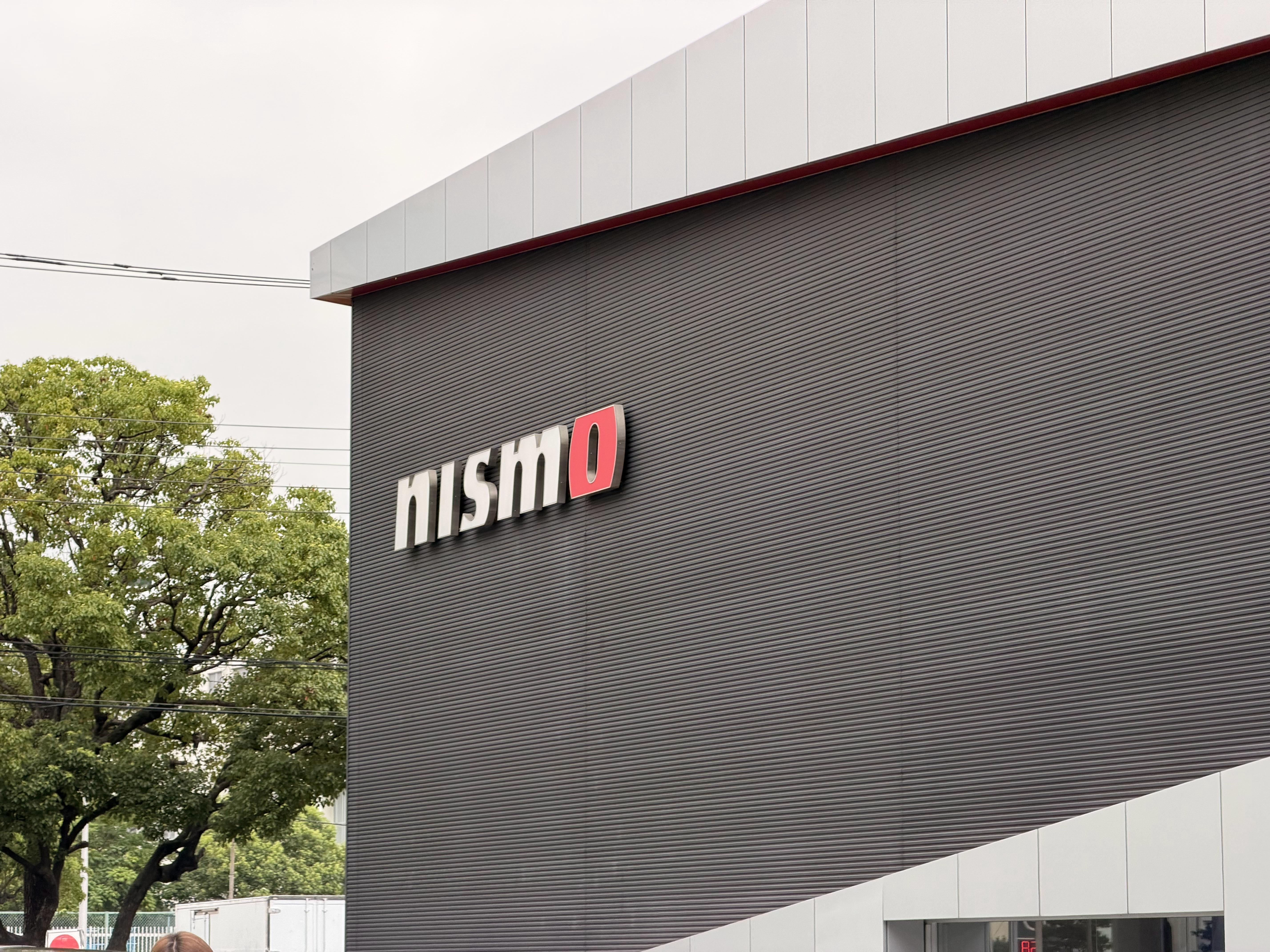 打卡nismo总部，门口是1998年日产在勒芒24小时取得最佳战绩季军的R390