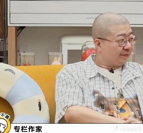 毛不易夸李诞是“专栏作家”，李诞有些不爽的说：“你怎么说话老阴阳怪气的？”毛不易