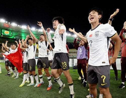 国足险胜朝鲜！对手教练输球不找借口一席话打脸多少人