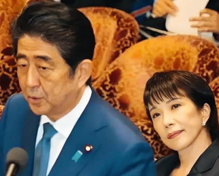 高市早苗这优美姿势保持的挺一致啊！
身边的人换了，但笑的更开心了！