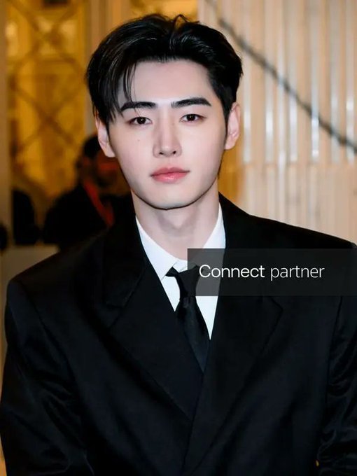 米兰冬奥会开幕式红毯朴成训，黑色正装帅气！ 