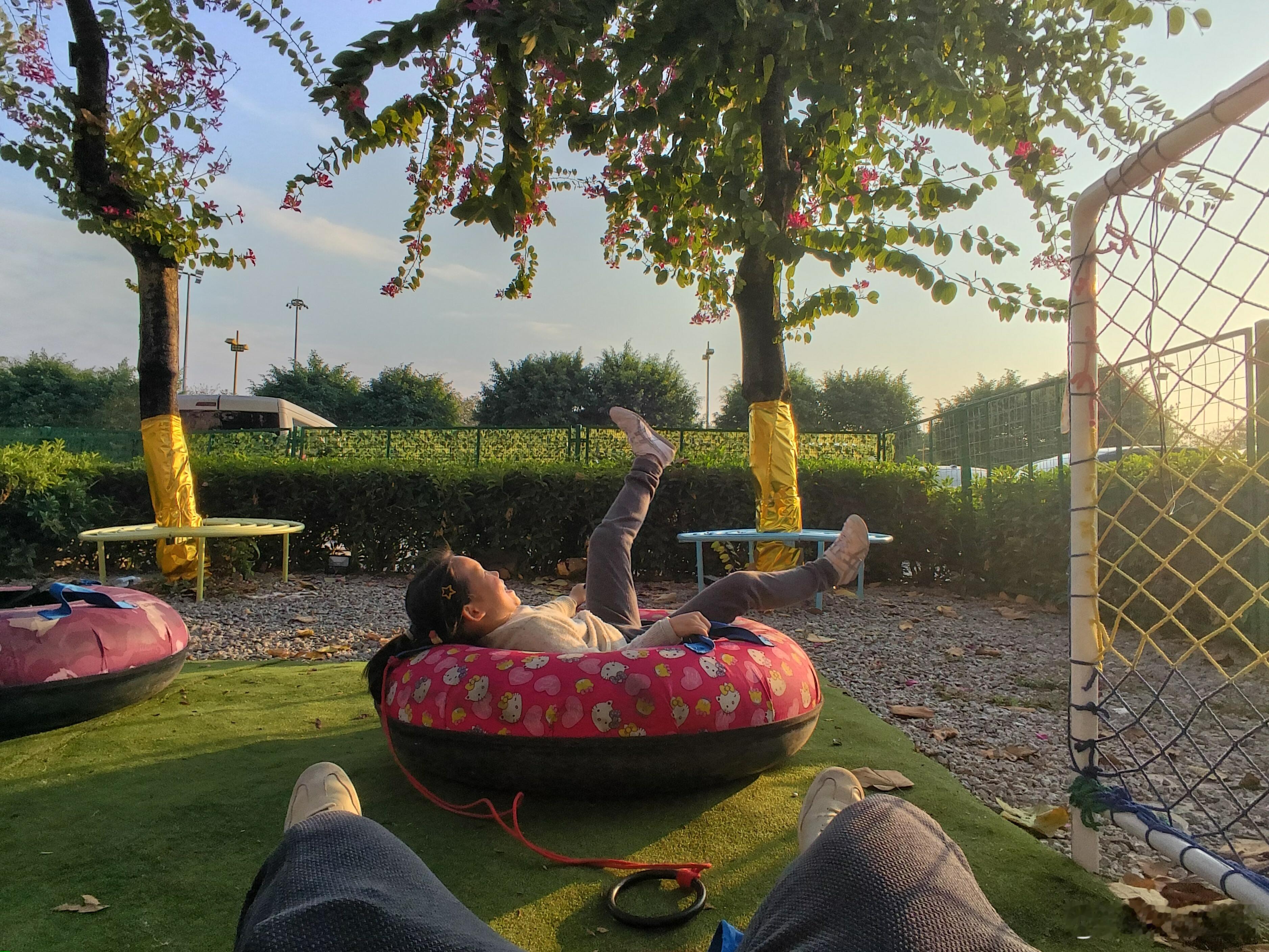 理想AI眼镜特别适合带娃的时候抓拍，室外光线充足的时候照片色彩挺好的，逆光成像也