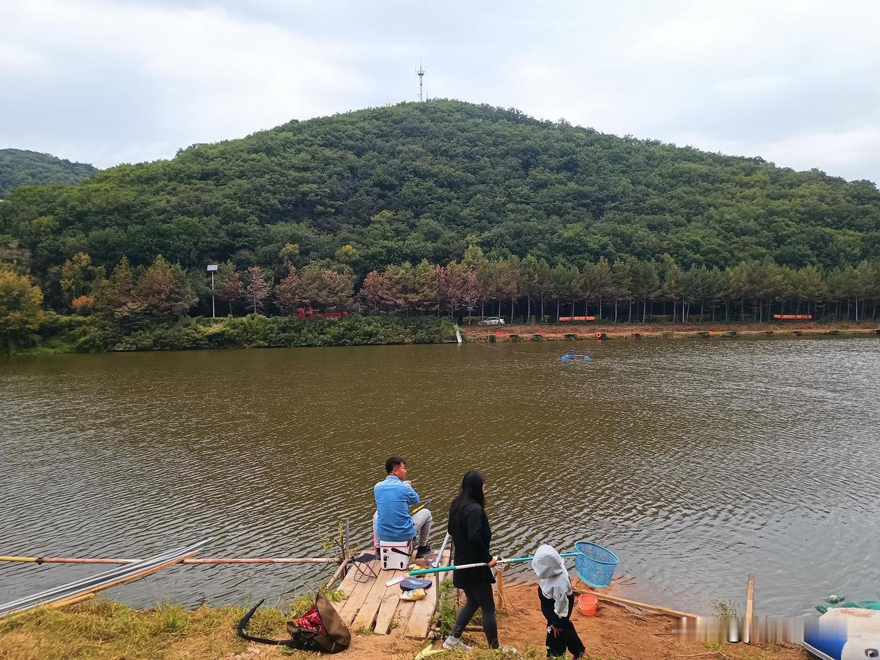 莲花山巴图鲁
周日早上6：50分，我到长春人民广场大庙对面的民生银行门前集合，我