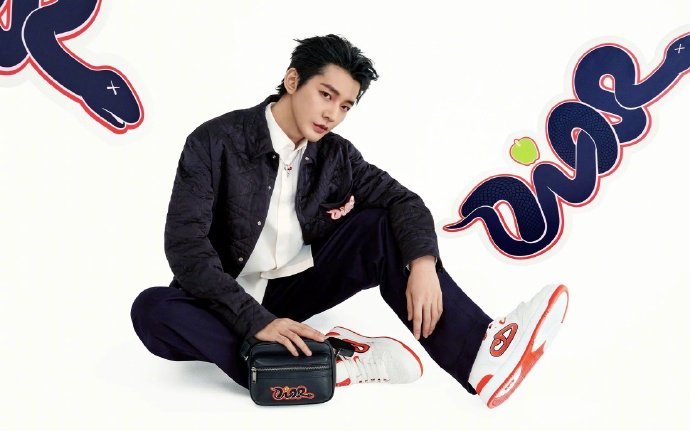 邓为蛇年look  邓为先锋格调 邓为蛇年look，先锋格调，蛇形线条与潮流元素