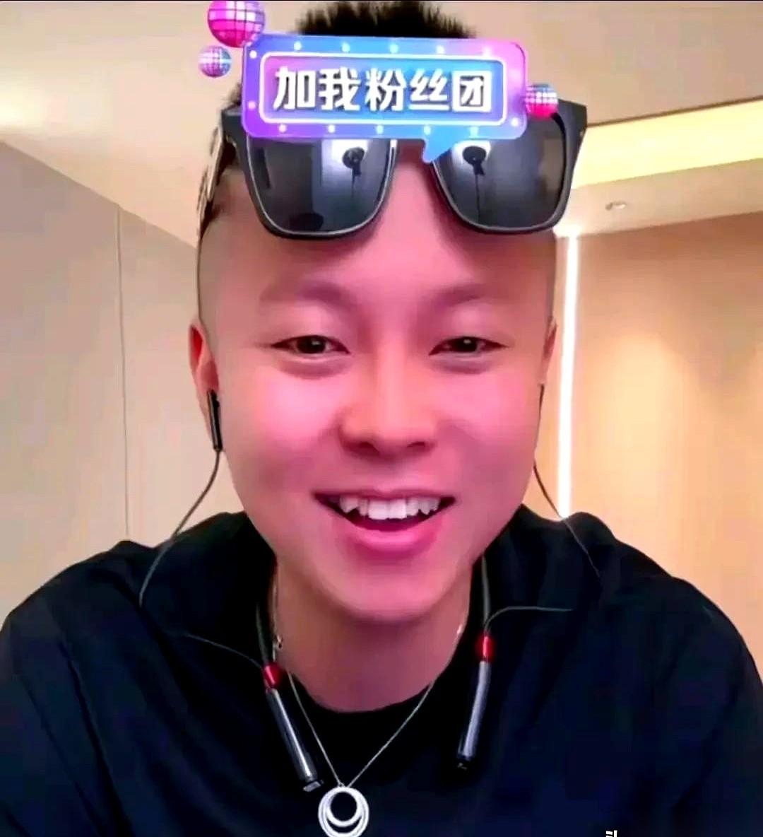 真绝了。
堂堂大主播胜仔，硬是亲自扛着两箱酒，低声下气去给同行九红赔不是。
为啥