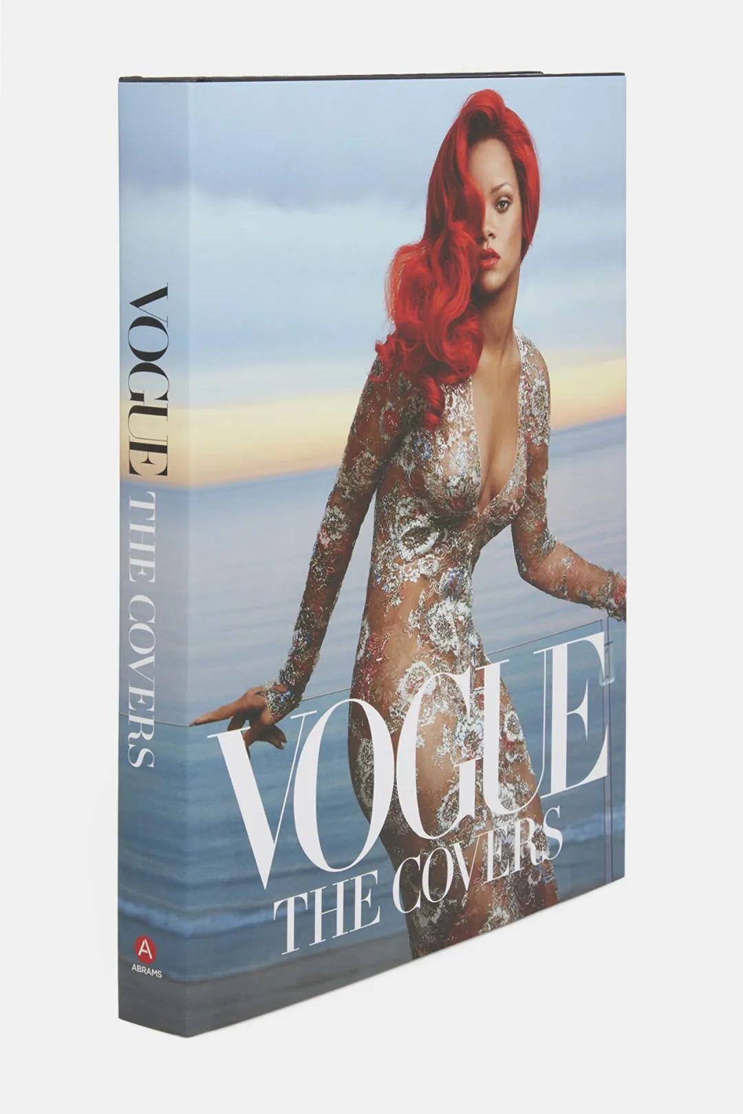 美国版《VOGUE》最近发布了一本新书《VOGUE THE COVERS》，新书