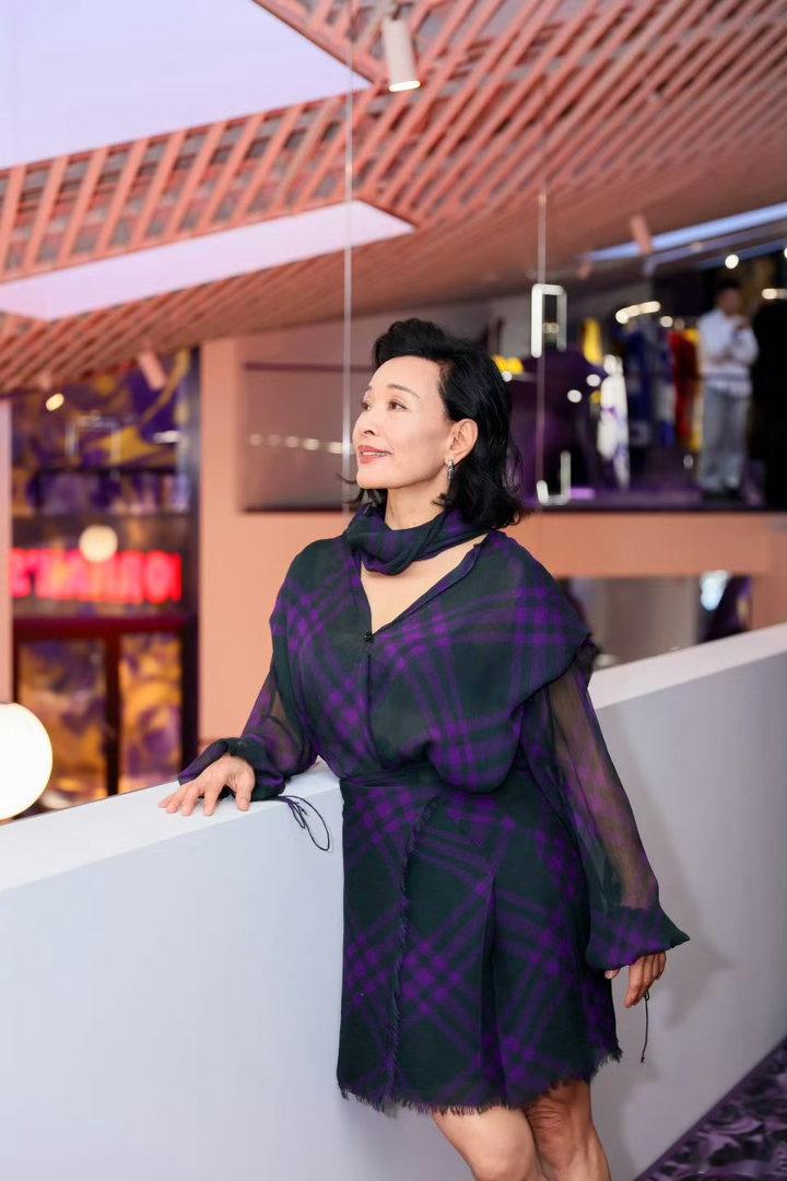 陈冲中英文长文好高级的毕业致辞！不谈成绩不谈成功，只教我们感受生活、接纳自我、勇