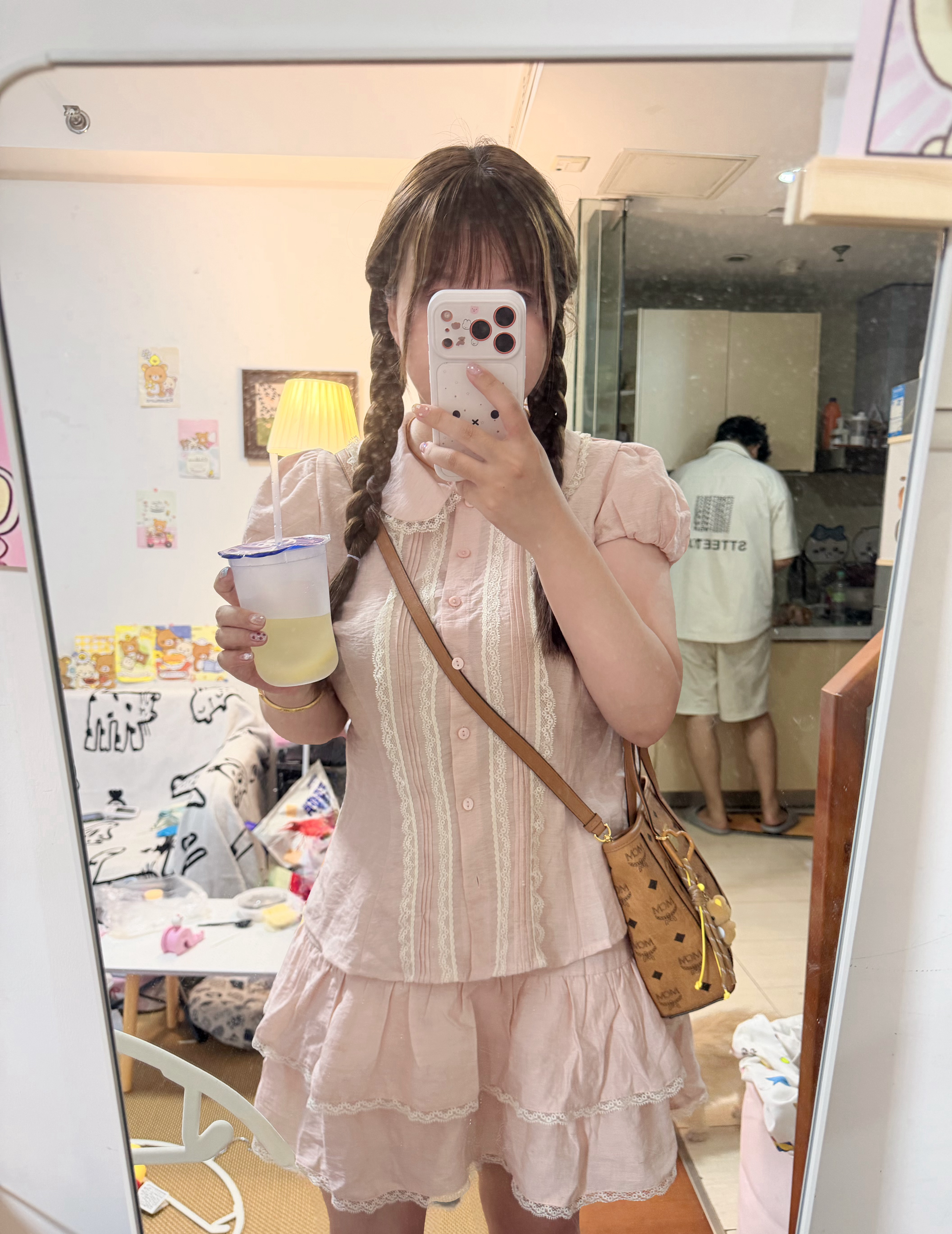 小枣欧尼的海底捞初体验 买这个套餐会送玩具贴纸和野餐垫 我觉得很划算！ 
