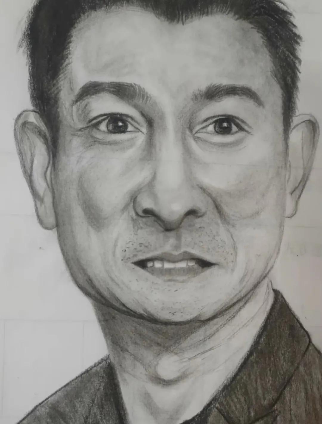 手抖了一不小心画歪了！
能看出来他是谁吗？证明一下我的技术没问题，哈哈哈！
