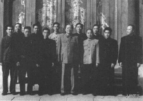1962年4月19日，毛泽东与叶子龙、汪东兴等合影