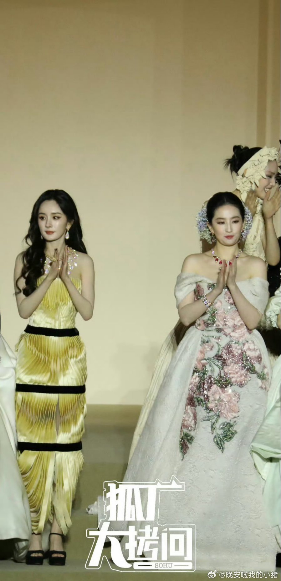 杨幂和刘亦菲你俩今晚到底咋了，怎么还搞起三八线了🥲 ​​​