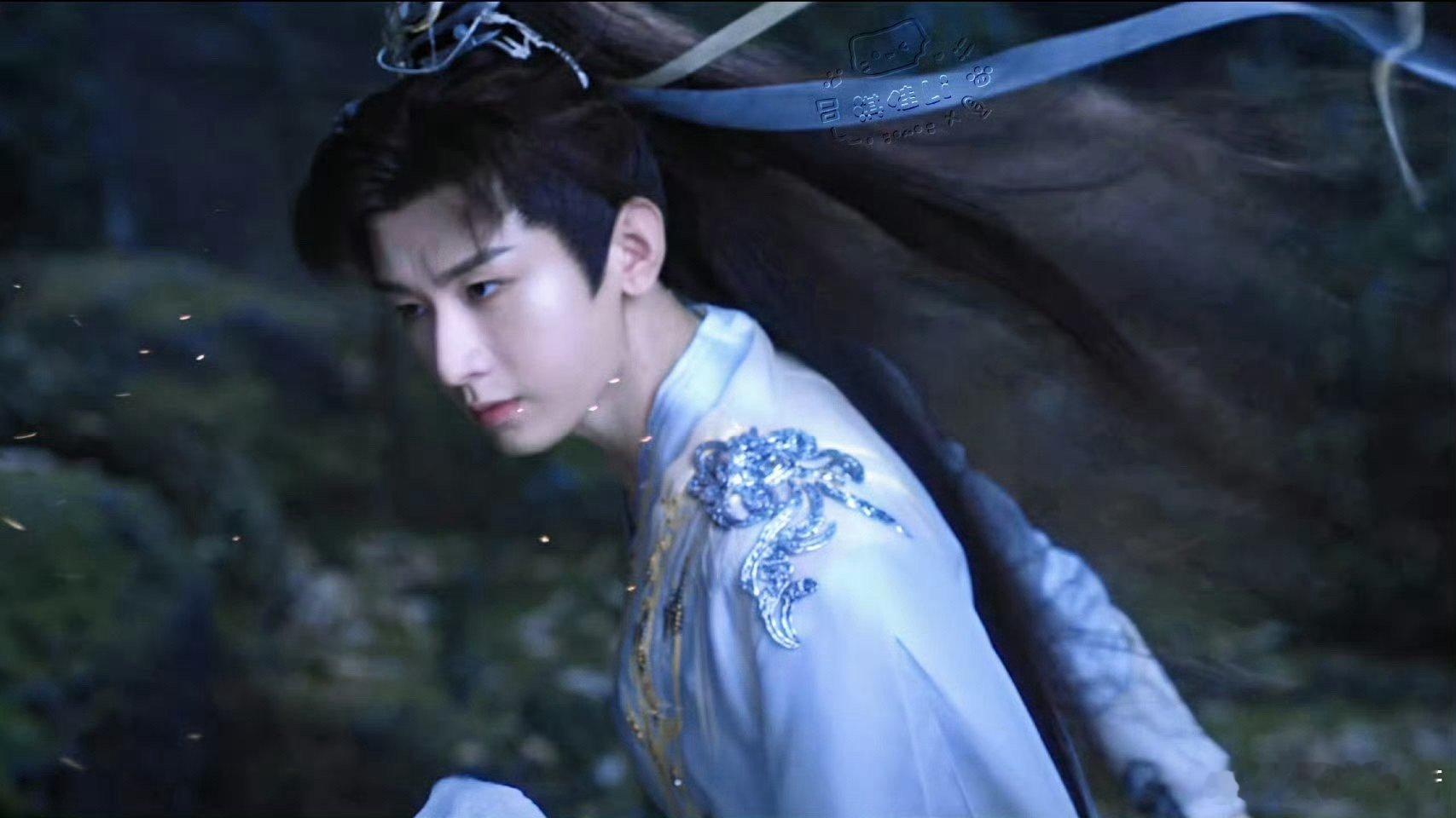 成毅手持火剑一秒入戏 火剑出鞘的刹那，成毅的眼神太有戏了！既有角色的凌厉，又藏着