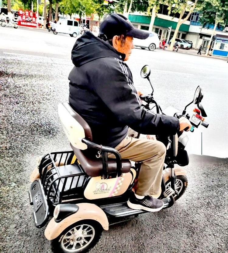 要是今年养老金真不涨，70岁、75岁、80岁的高龄补贴也跟着没动静，是不是老人要