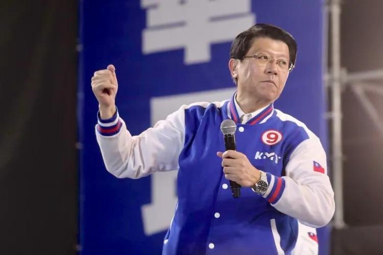 中国台北市长蒋万安的儿子蒋得立申请基金去美国留学的事，这几天在台湾炒得热火朝天的
