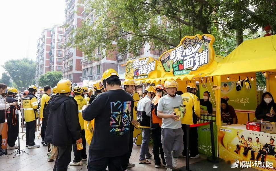 路过暖冬小铺，见骑手领了份护手霜，他挠头说“跑单风吹日晒，这能护着点手”。原来温