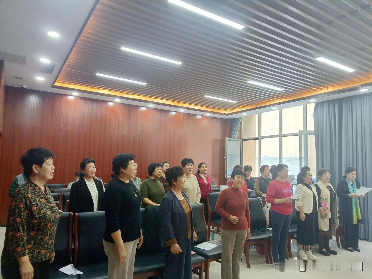 为了庆五一，班里排练节目。班长在群里说，谁参加演出接龙一下，到时候好做安排。积极