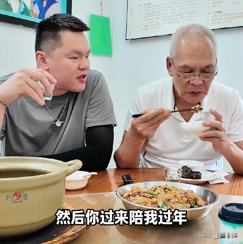 父爱无声！朱芳雨谈自己的老爸：

“我爸当年送我来宏远的时候，是自己开车过来的，