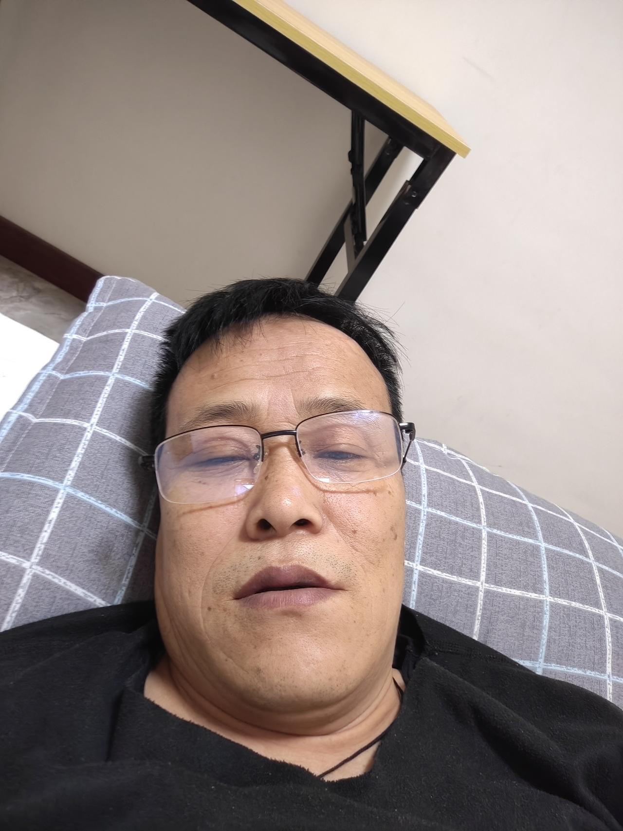 今日随手拍看看我不抽烟的样子，帅不帅？