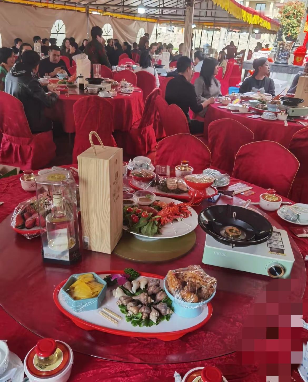 昨天参加的那场婚礼，
直接颠覆了我对“结婚排场”的认知！

没酒店没司仪，
没跟