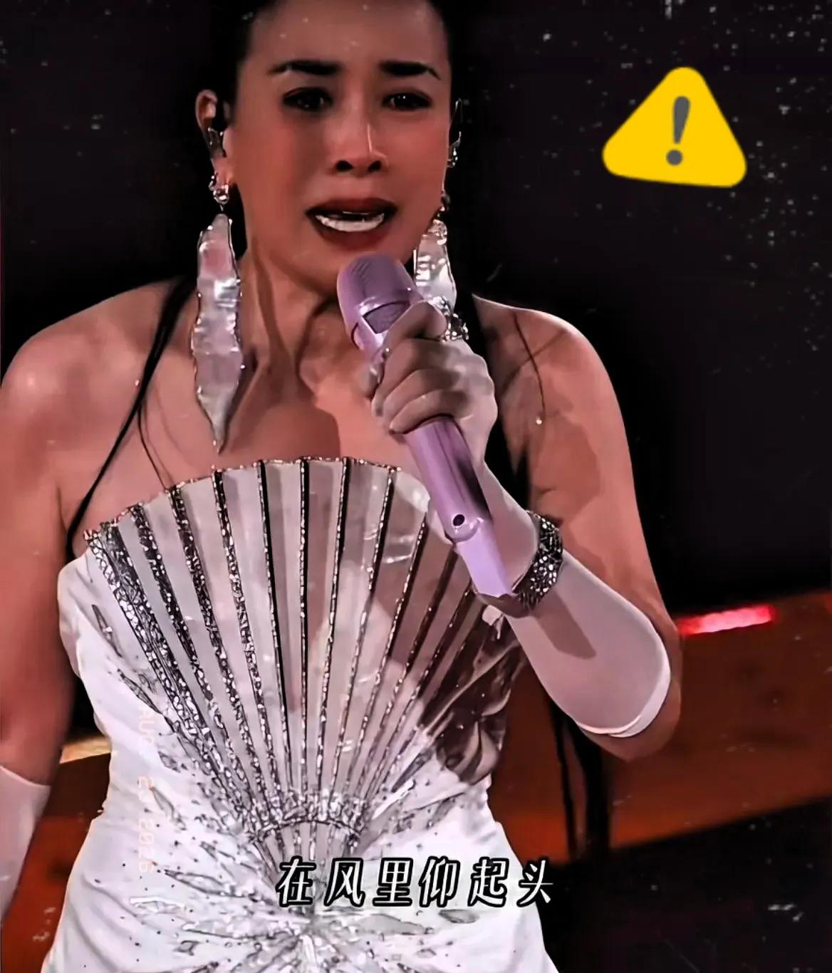 難怪那英哭成那样，
不查不知道，一查就懂了，
58岁的她今晚开演唱会，唱到《回声