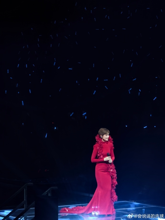 李宇春有求必应 粉丝刚在评论区刷了一圈沐月光，她嘴上说着我才不宠粉呢，转头就清唱