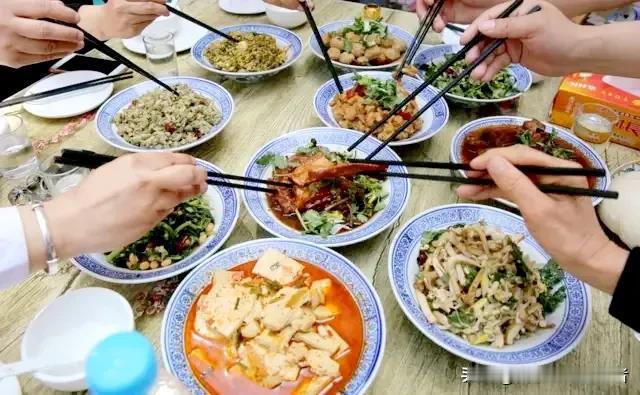 #过年必不可少的一道菜#过年做菜的数量因家庭人数和饮食习惯而异。一般来说，四口人