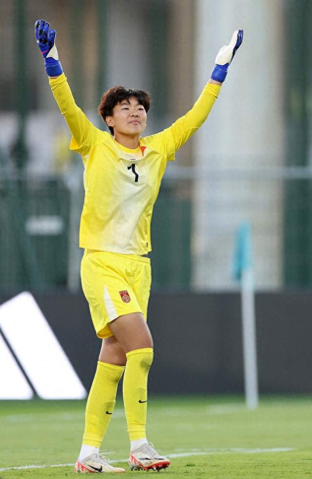 两扑点球封神！牛子琪力挽狂澜，中国U17女足点杀法国首进八强