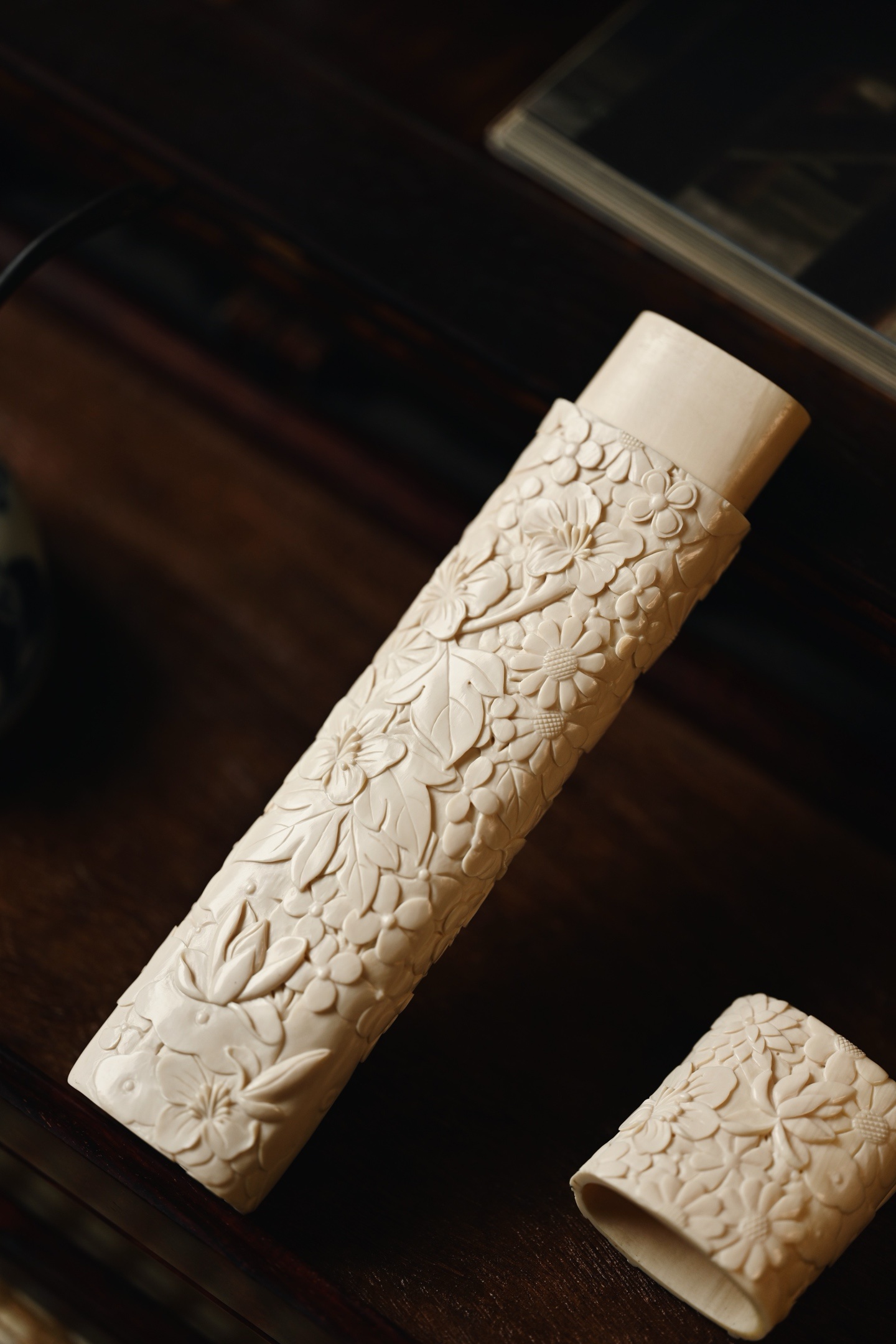 猛犸 | 繁花 存香筒料质莹润细腻，雕刻繁花锦地，布局虽满却疏朗有致，群芳竞秀，