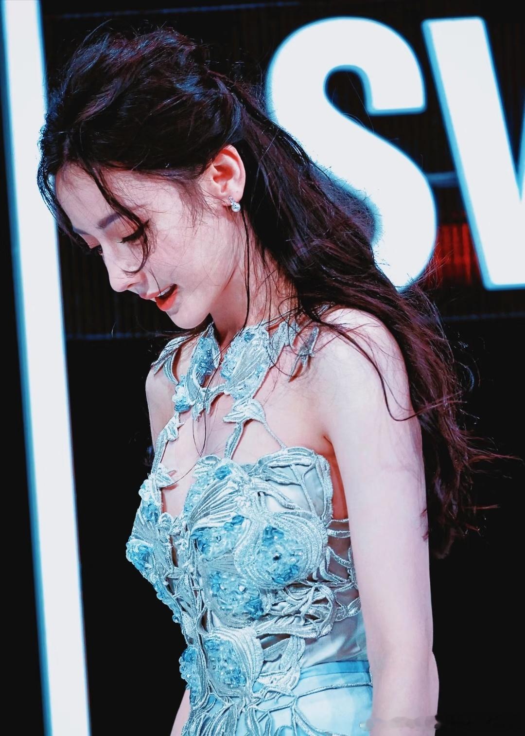 迪丽热巴 我懂得了霸道总裁那句“你连她一根头发丝都比不上的”含义 