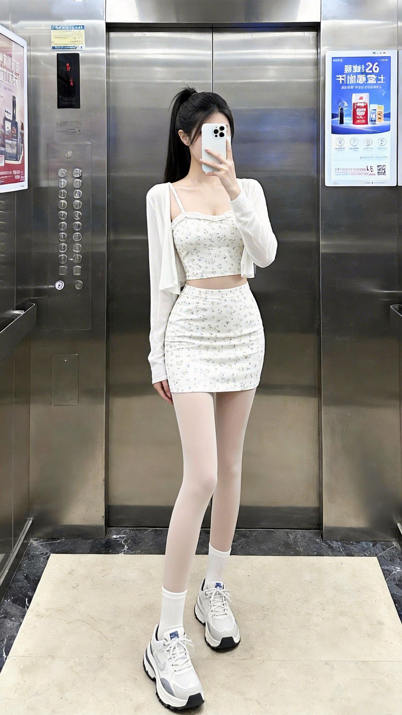 周一恐惧症犯了怎么办？电梯间里，碎花吊带套装裹着软甜的仙，白开衫一搭又添了松弛的