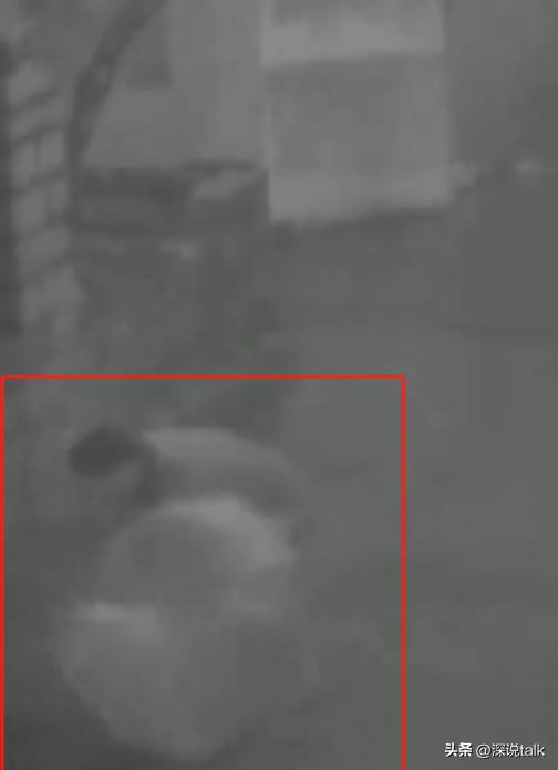 2013年冬天，1米5高的湖南富婆，被朋友硬生生塞入3米高的下水道。她把衣服逐一