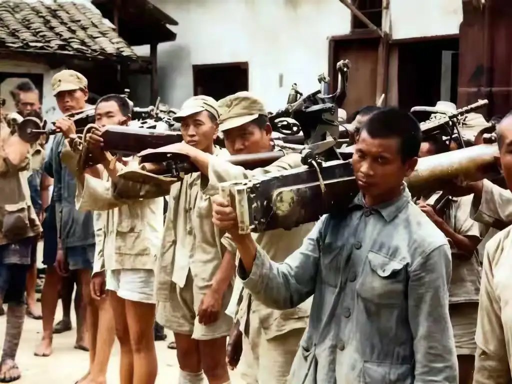 44年，国军第十军向日军投降的镜头，士兵神情中透出愤懑与无奈 