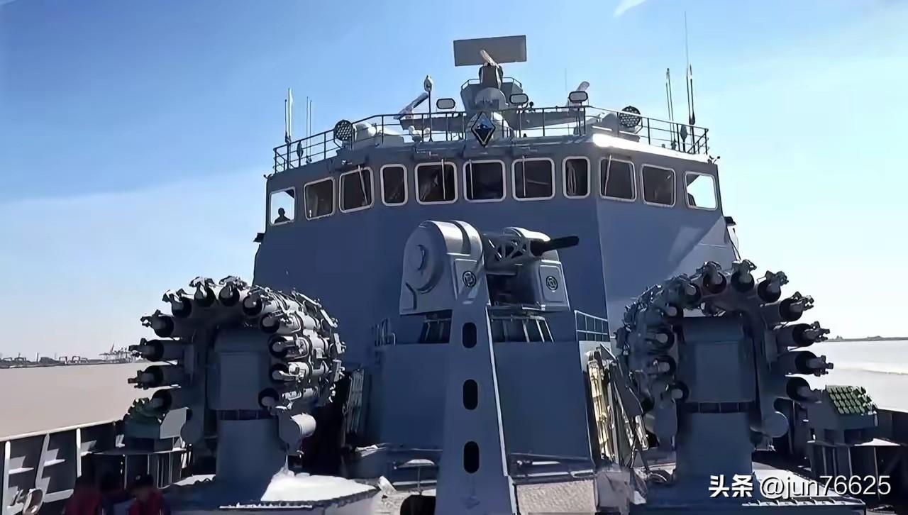 缅甸的这款护卫舰是典型的中式风格，但也有一些美俄的装备，算是中西合璧。比如它的垂
