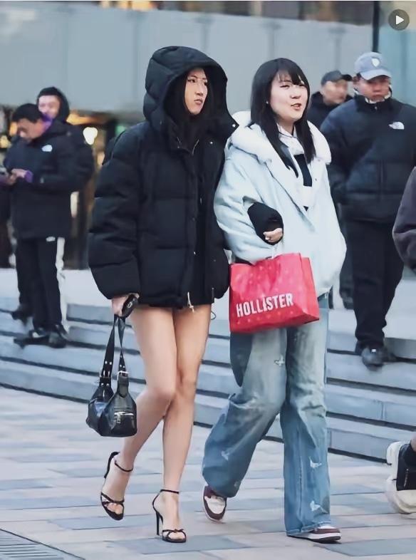 冬天这么穿不冷吗？美丽冻人，卖俏…
不怕冻腿穿搭 抗冻辣妹 冬日女神穿搭