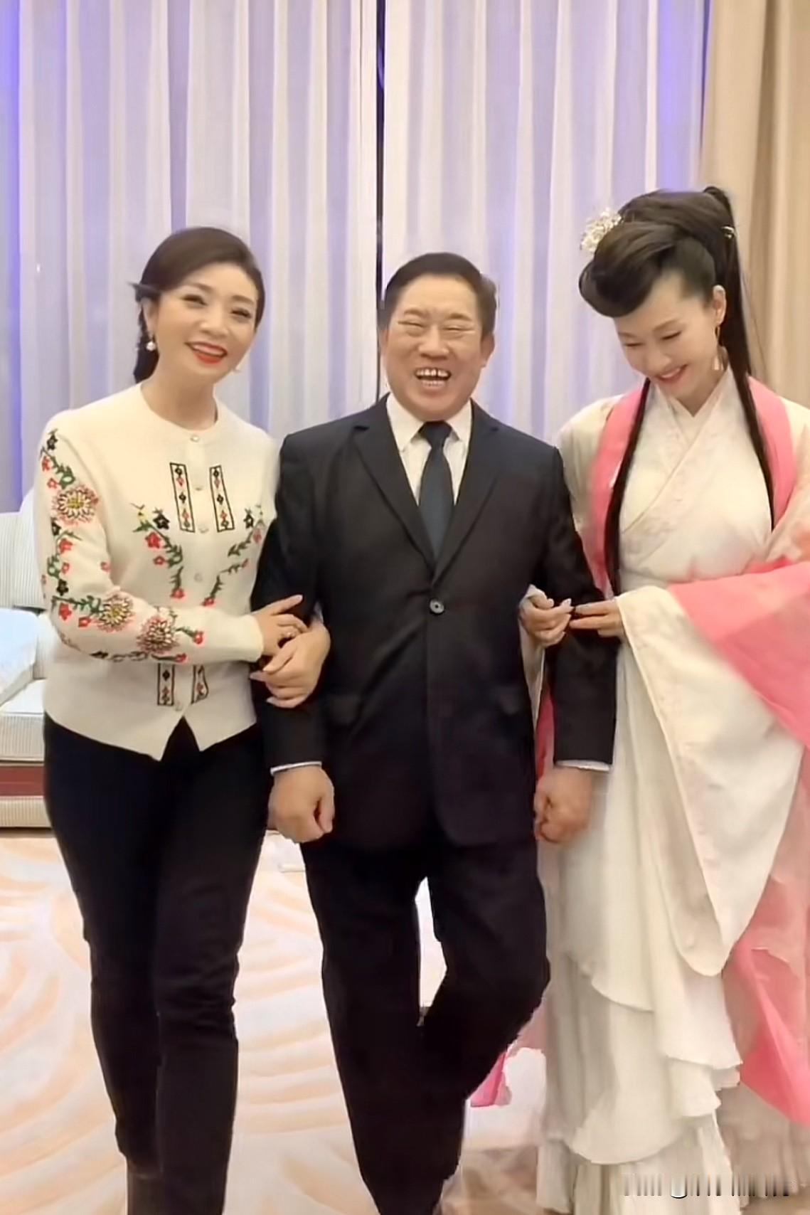 杜旭东被俩美女“一左一右”搂着，一点不怕“绯闻”，笑的合不拢嘴！

杜旭东颜值普