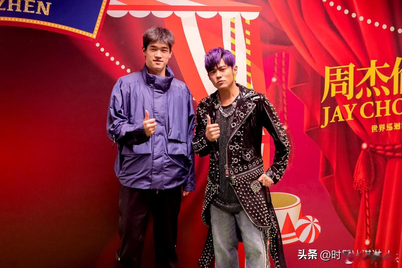 潘展乐还是悄咪咪的去了周杰伦的演唱会，看样子应该是深圳[灵光一闪]

我记得有个