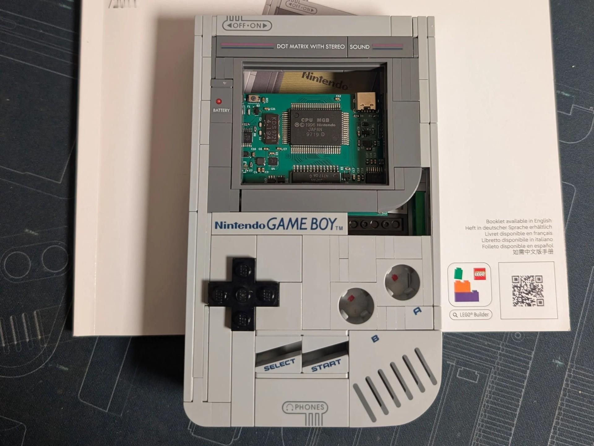 【大神改造“乐高GameBoy”：添加电路，真能运行GB游戏】近日，乐高推出了一