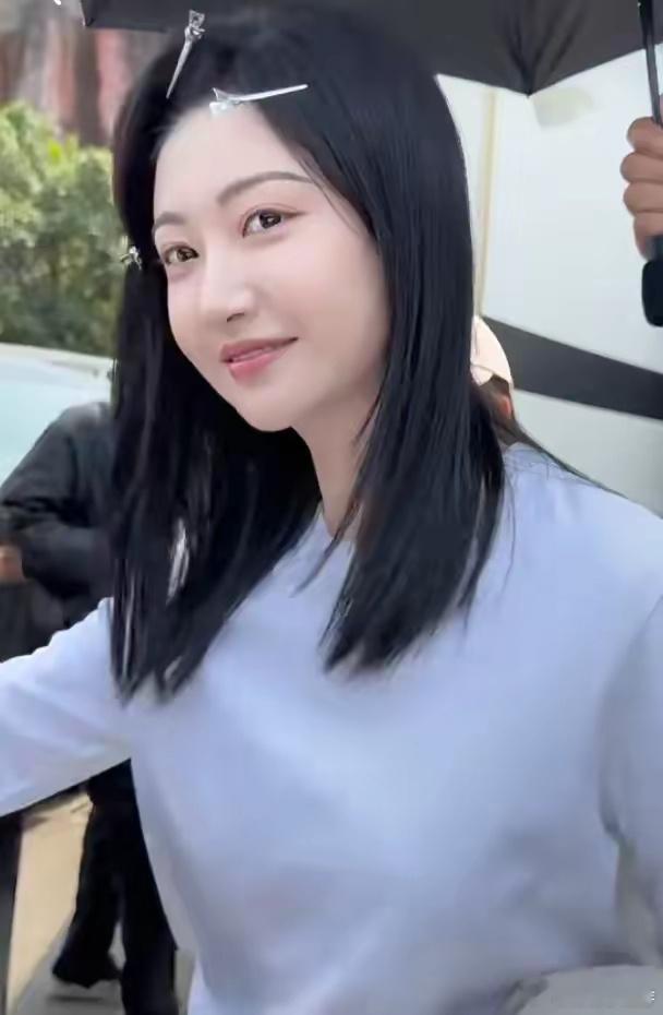 景甜素雅穿搭与俏皮发夹勾勒春日温婉模样，好美 ​​​