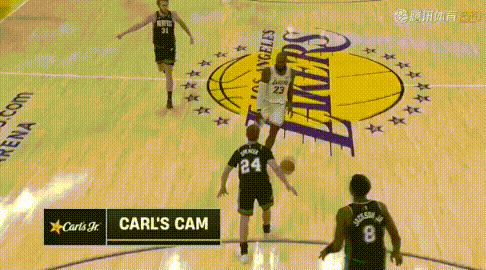 走步变罚球——湖人比赛全是“乐邦”啥意思？
这球不是走步吗？裁判居然吹了灰熊犯规