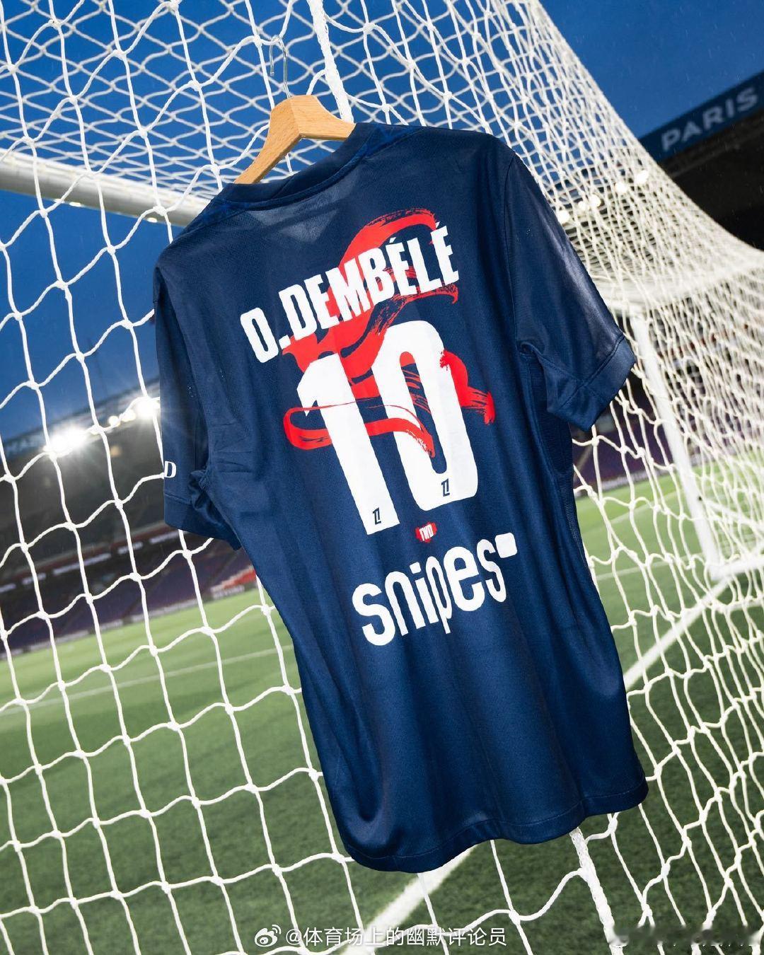 王嘉尔巴黎圣日尔曼联名球衣法甲著名球队全新球场战衣亮相，最新球衣是国际艺术家、品