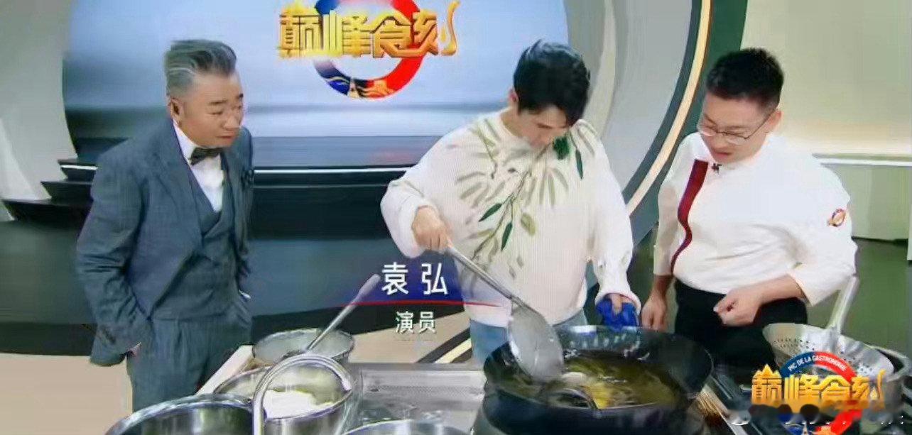 #袁弘挑战用鸡胸肉做出水芙蓉#袁弘你小子是有点实力在身上的，出水芙蓉做的步骤非常