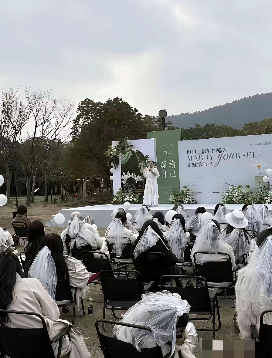 这场面真是看不懂了！为何要嫁给自己？咋一看还以为是葬礼呢！[泪奔]