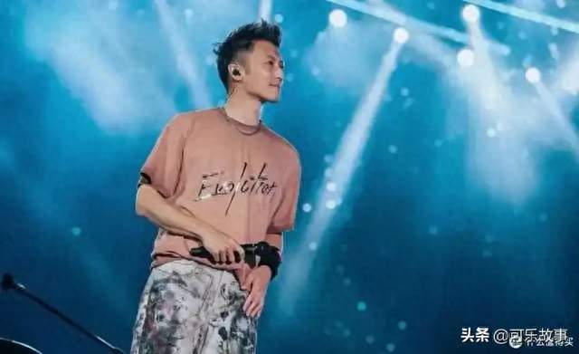 44岁谢霆锋重庆演唱会唱到一半突然停下，台下反应让网友炸锅