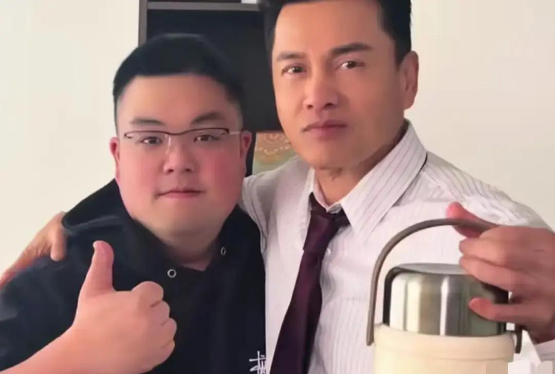 吕良伟的儿子，为什么没长成“明星脸”？
 
因为吕家传家，从来不是靠一张脸。
 