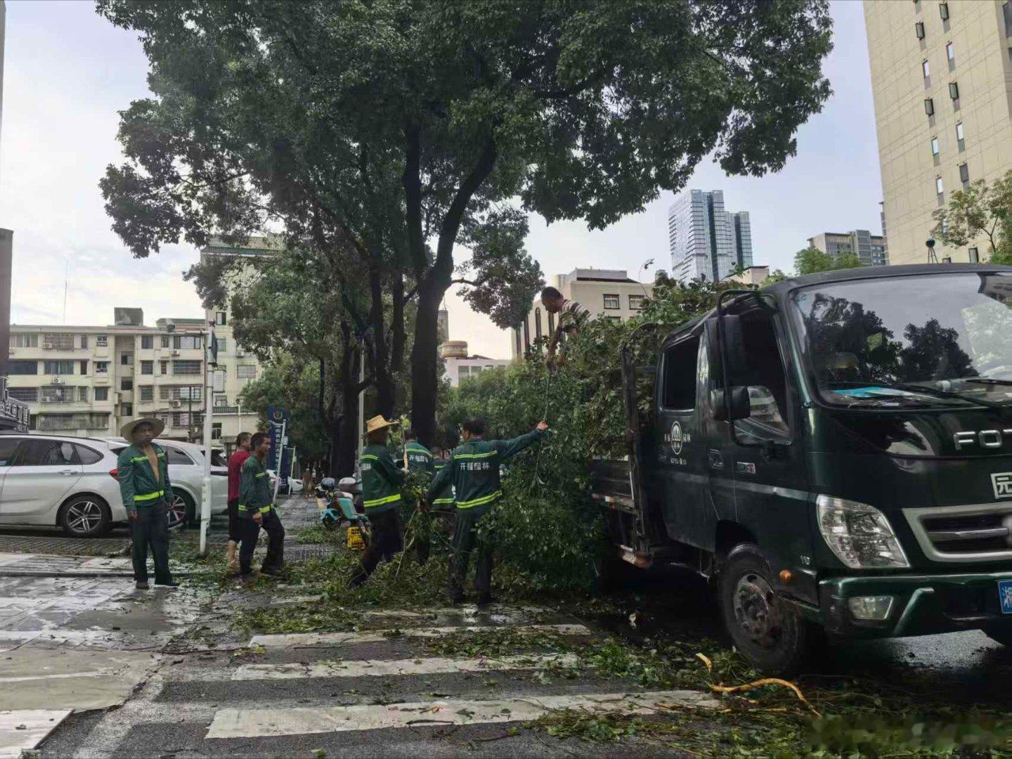 台风红霞来袭长沙城管在行动 【应对台风“红霞”，长沙城管在行动！】自今日上午起，