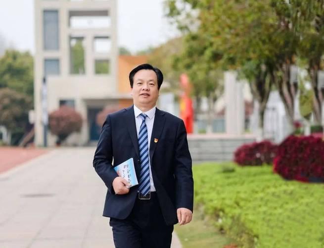 校长的管理艺术，精髓往往不在事事较真，而在“睁一只眼闭一只眼”的通透。
 
睁一