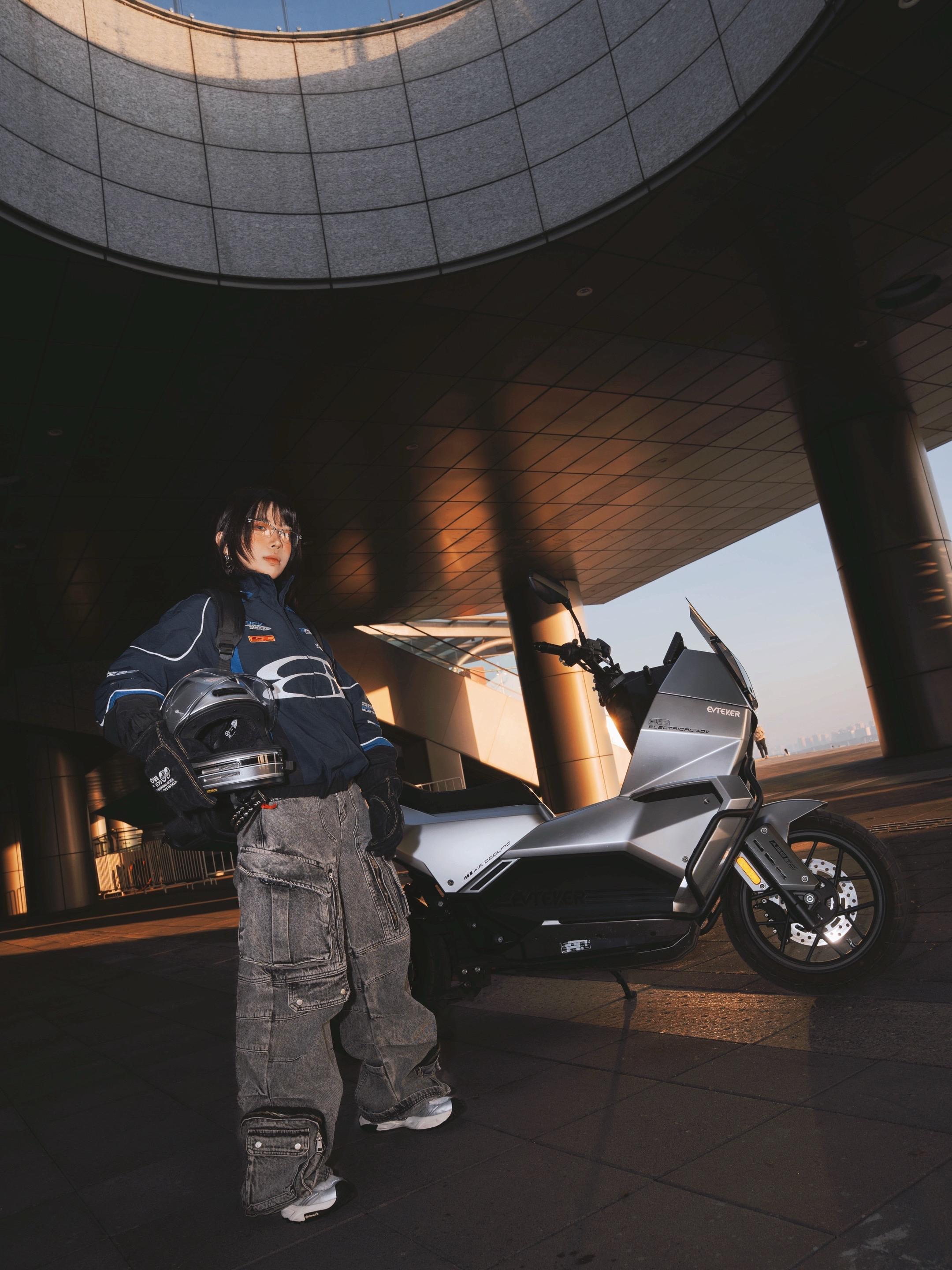 和虔途搭档未来感拉满｜Y3K美学。