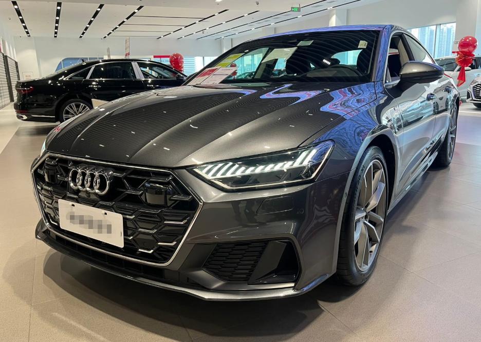 这种进口的奥迪A7与国产的区别还是非常大的，车头部分相对来说比较普通一点，有点类