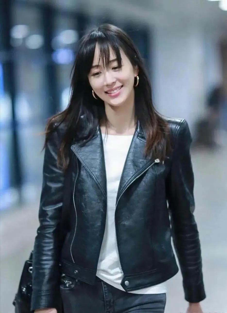 这张照片中的美女小姐姐大家能看出她已经42岁了吗？这减龄的空气刘海，这迷人的微笑